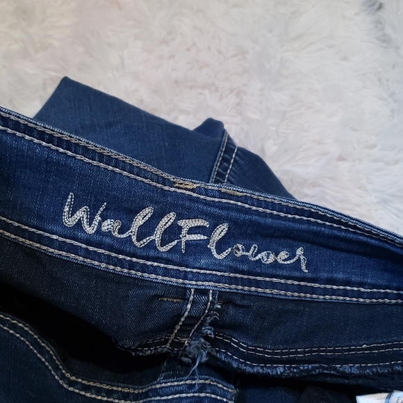 WallFlower Jeans Women's  Size 9 Blue Medium Wash Boot Cut Jeans - Picture 3 of 10